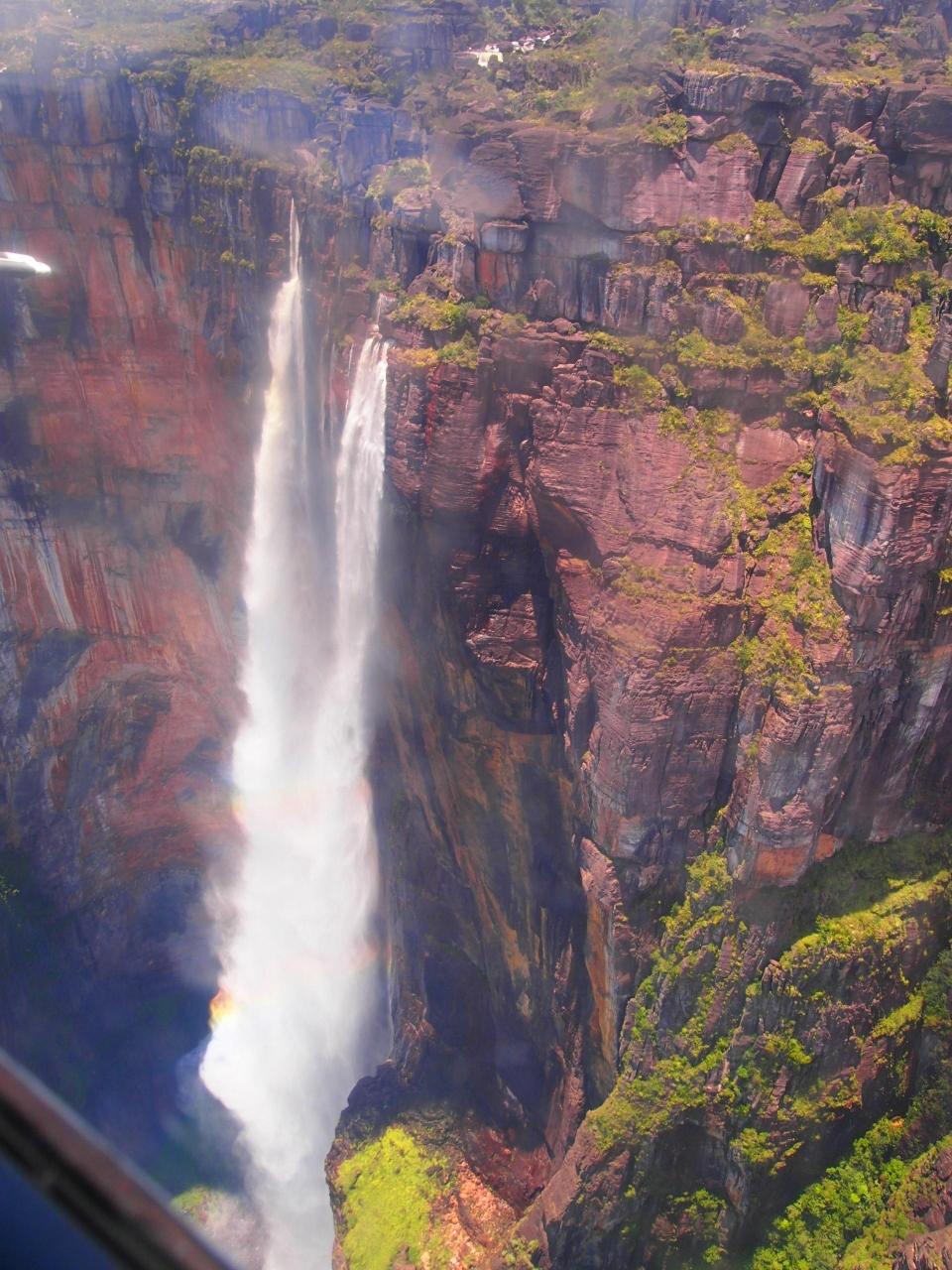 カナイマ国立公園 絶景 979メートルの高さから流れ落ちる神秘の滝 フォートラベル