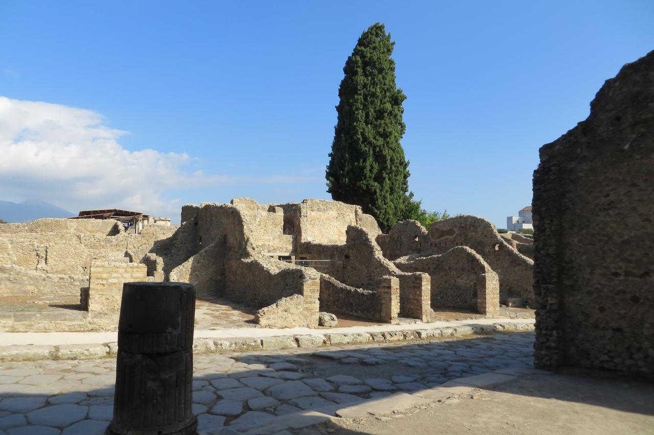 13秋 イタリア旅行記2 7 9月26日 3 ポンペイ 3 屋外大劇場 石畳の道路 廃墟の街路 石柱列 ポンペイ イタリア の旅行記 ブログ By 旅人のくまさんさん フォートラベル