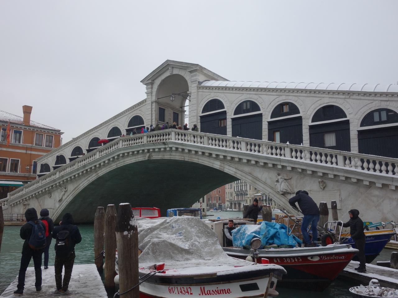 リアルト橋からみる運河の景色 雪でさすがに舟は少なかった ベネチア イタリア の旅行記 ブログ By Nomonomoさん フォートラベル