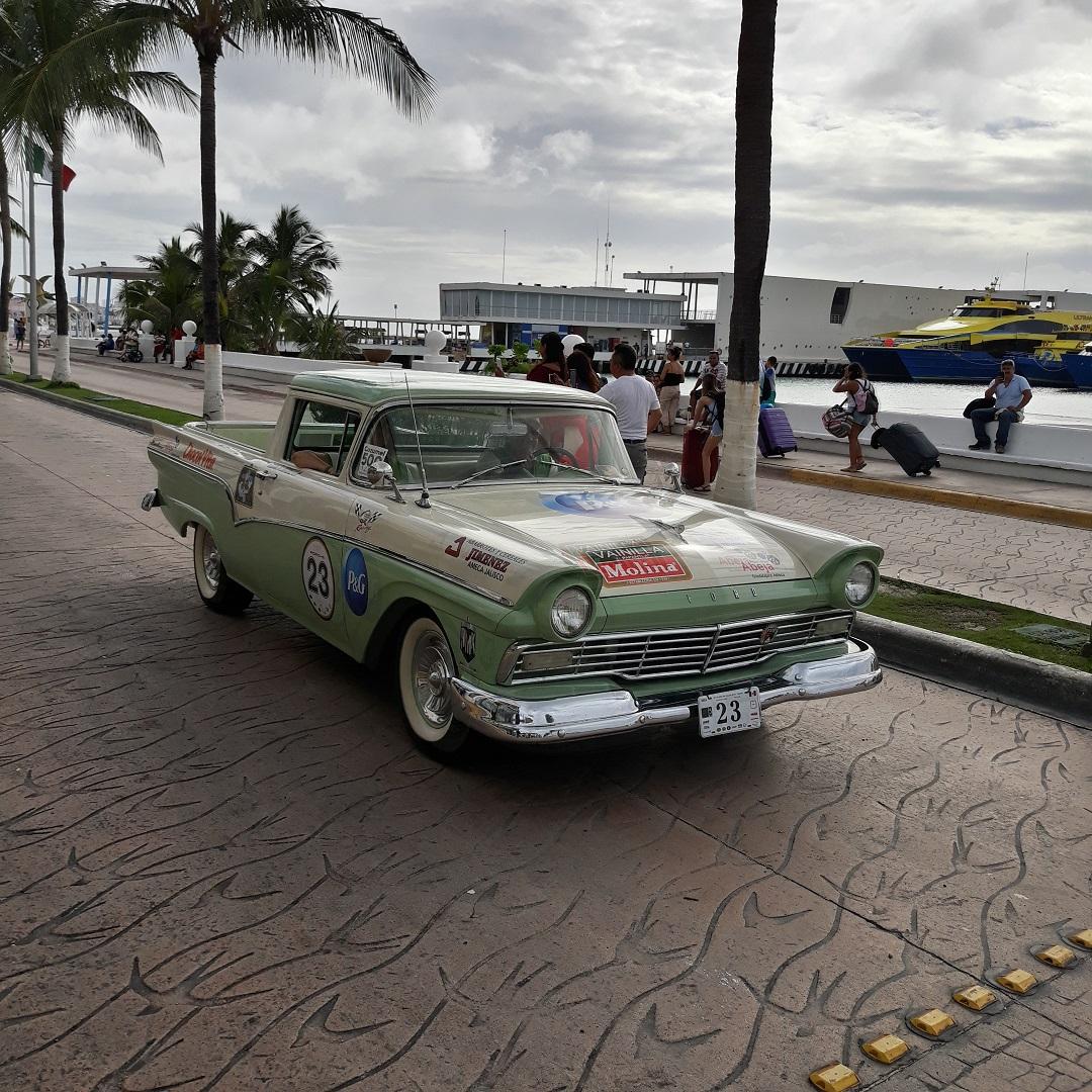 レトロなクラシックカーのパレード コスメル メキシコ の旅行記 ブログ By Munecaさん フォートラベル