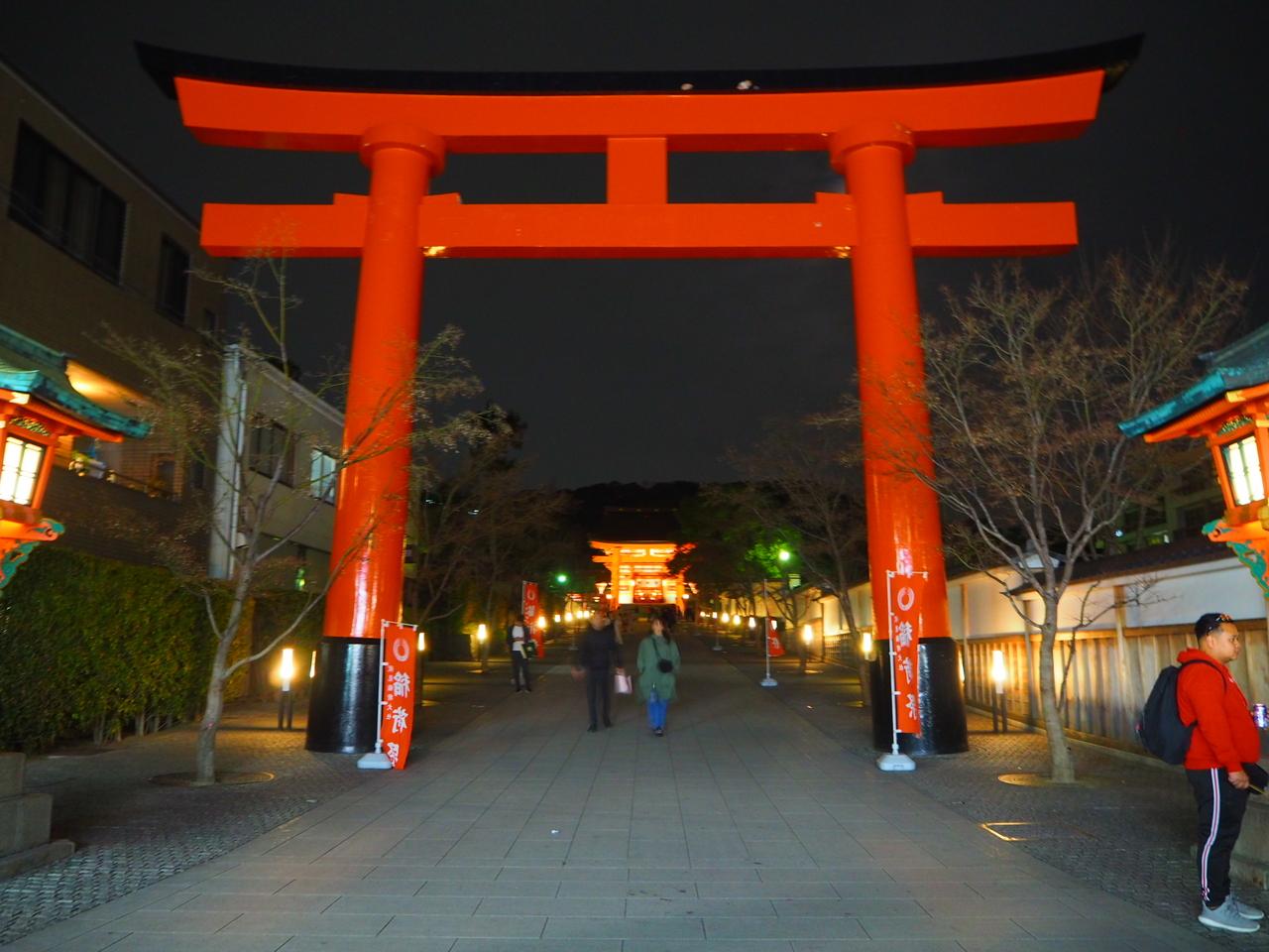 夜の伏見稲荷は少し怖くてでも幻想的 伏見 京都 の旅行記 ブログ By えるざさん フォートラベル