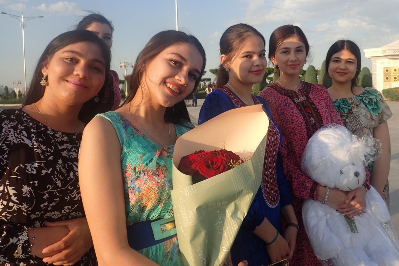 ウズベキスタン トルクメニスタンの旅 １０ アシガバート３ 中立の塔 独立広場 アシハバード トルクメニスタン の旅行記 ブログ By トンガリキさん フォートラベル