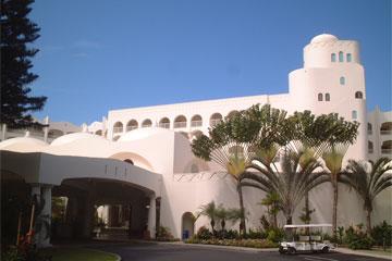 ロビーを抜けるとプールがあり、プールの先はプライベ