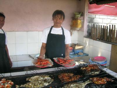 ジンバランの陽気なシーフードレストランはがんばって営業を続けています。