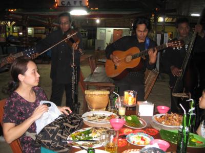 ジンバランベイ・ビーチにある屋台のシーフード・バーベキュー