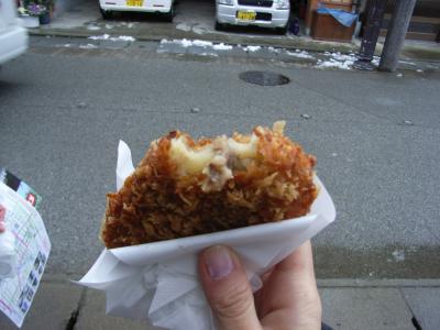 飛騨古川の食べ歩き必須フード！ひだコロッケ