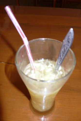 ヤンゴンの喫茶店でパイナップルジュースを飲んで