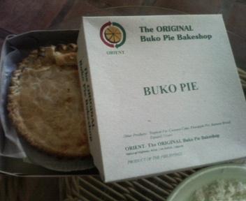 フィリピン　ロスバニョスのブコパイ（ココナッツパイ）