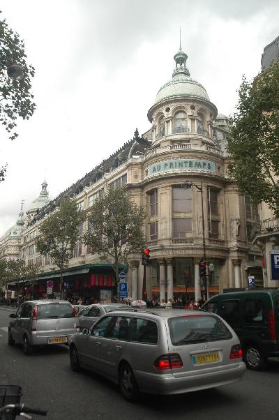 無料で荷物を預かってくれるデパート、