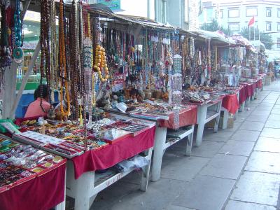買い物は旧市街一番の繁華街バルコルで。