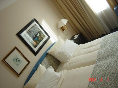 駅前のエレガントなホテル