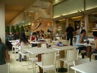 明るくキレイなフードコート＠バンコク