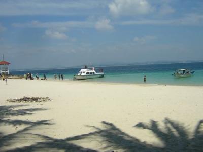 クアラトレンガーの沖に浮かぶ　　孤島　　カパス島