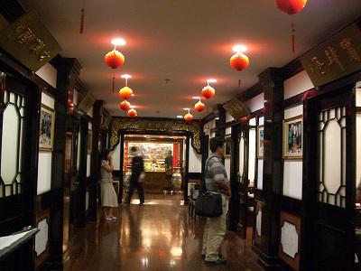 雅座−個室、　数卓のテーブルの部屋などがあります。　