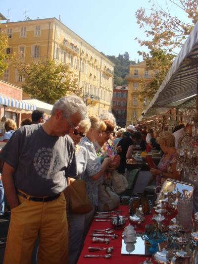 月曜のニースは骨董市