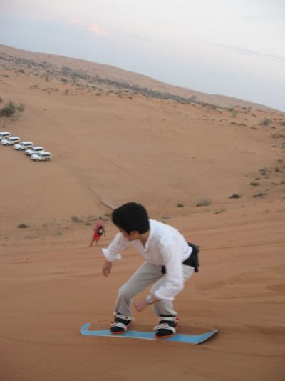 砂漠ツアーでサンドボード