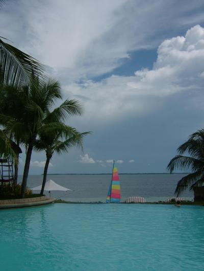プールから海を見下ろすロケーションが最高です。