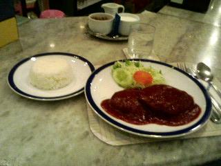 サリカ・カフェ　日本語メニュー、雑誌あり