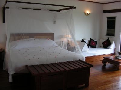 天蓋付きのベッドに花びらが素敵なプーバオ