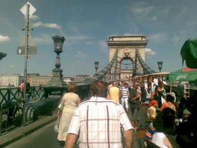 夏の休日はくさり橋が歩行者天国に