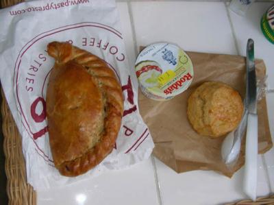 セントアイヴスでコーニッシュパイとクロケットクリーム