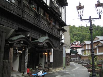 銀山温泉へ団体を連れていってはいけません。