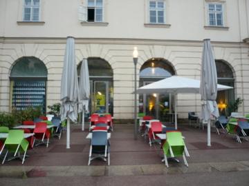 MQ（ミュージアム・クォーター）の中にあるカフェ・バー