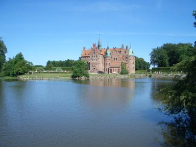 オーデンセ近郊の池に浮かぶ城