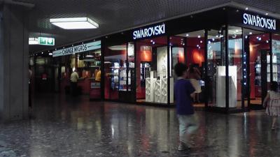 地元民御用達大型ショッピングセンター『Pharmacie Principale Balexert』