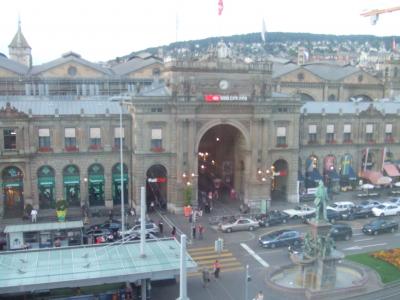 中央駅前で便利です。
