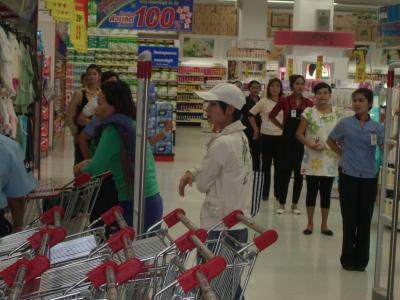 カルフールの朝のウエルカムダンス