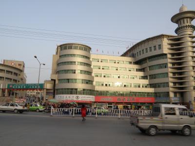 喀什で安いビュッフェ式定食を病院食堂で。　中華や羊臭に食傷気味の時に。