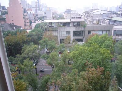 マッサージ店が近くにたくさんあります。