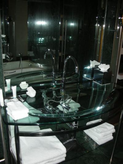 開放感溢れる吹き抜け。都会的で洗練された内装。空港送迎有り。