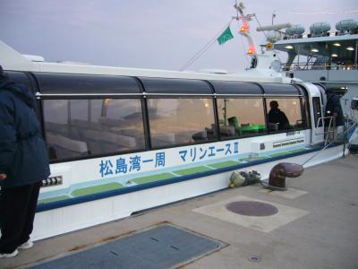 進行方向右側に座るとよいです