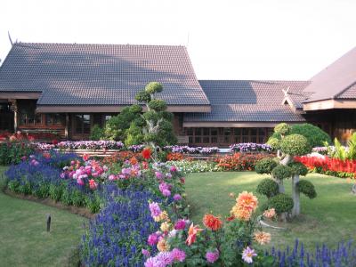 花でイッパイの庭園と山並みを見渡せる山小屋風のパレスは必見