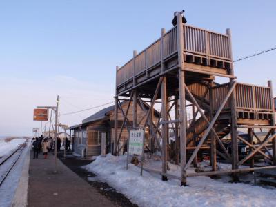 ホームの展望台は列車の撮影スポット