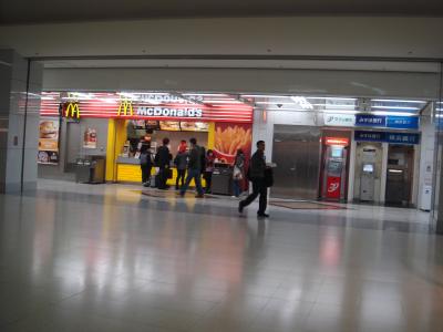 椅子、テーブルありません。