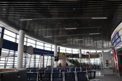 セキュリティー・チェック後の待合室は狭い。