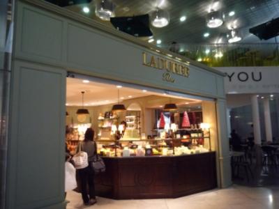 ターミナル２Ｅと２Ｆにラデュレがあります