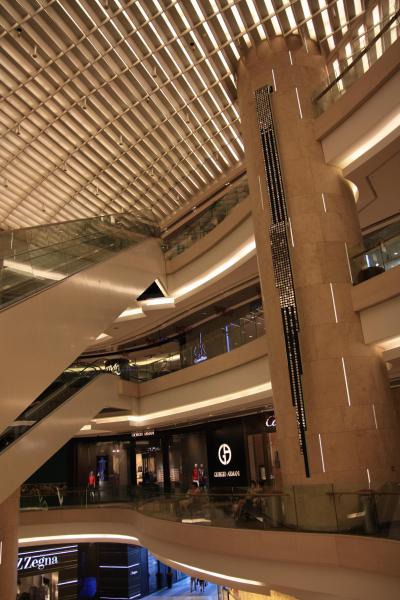 ○ シンガポール観光 「Ion Orchard （アイオンオーチャード）」