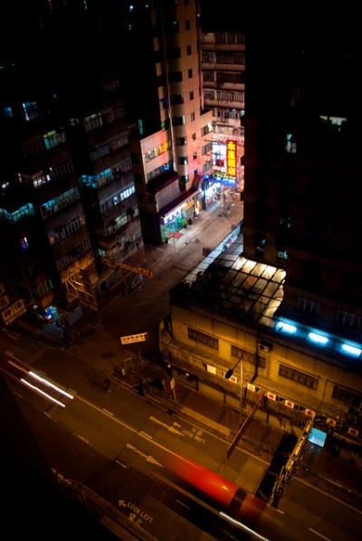 部屋からは上海街の通りが見えます。香港の生活が垣間見える。