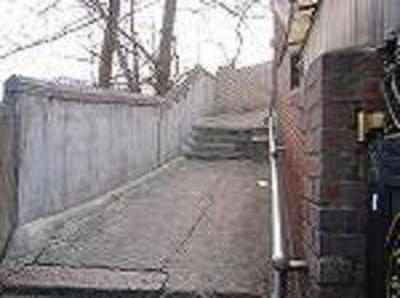 坂と階段が大きな荷物持ってあるくのは大変