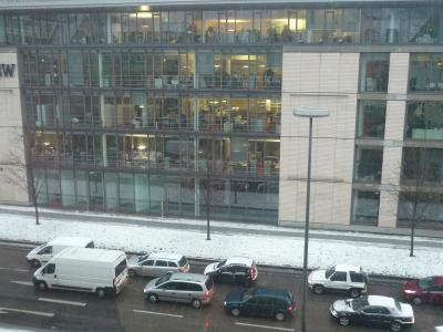 広い道路を挟んで向かいは銀行のオフィス