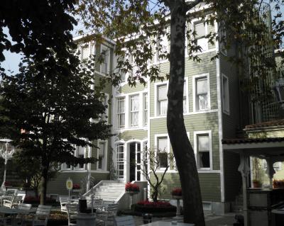 中庭から見た外観。中庭からとなりのハンドクラフトセンターへ行