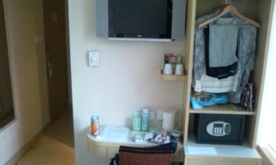 ベッドの反対側。TV、洋服をかけるスペースなど。