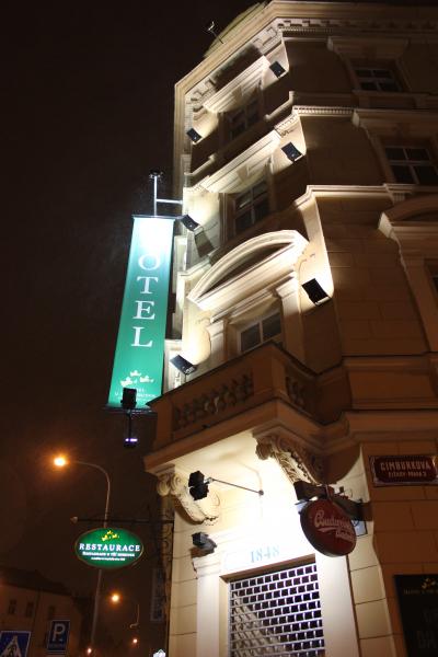 ライトアップされた外観は中々雰囲気あります。