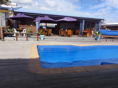 レストランとプール