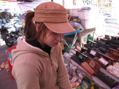 市場の周りのお土産屋も通り沿いのお土産屋も値段変わらず…!?