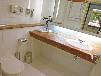 ゆったり洗面台。そしてシャワー付きバスタブの部屋でした。